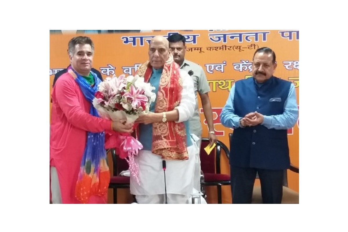 Rajnath meets BJP leaders, stresses for further strengthening party