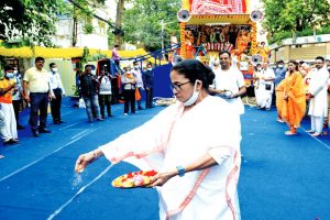 Mamata Banerjee dances with folk artistes during I-Day celebrations