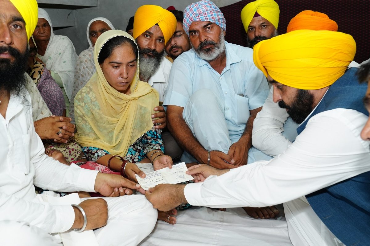 Punjab CM visits martyred Jawan’s family, issues Rs 1 crore cheque