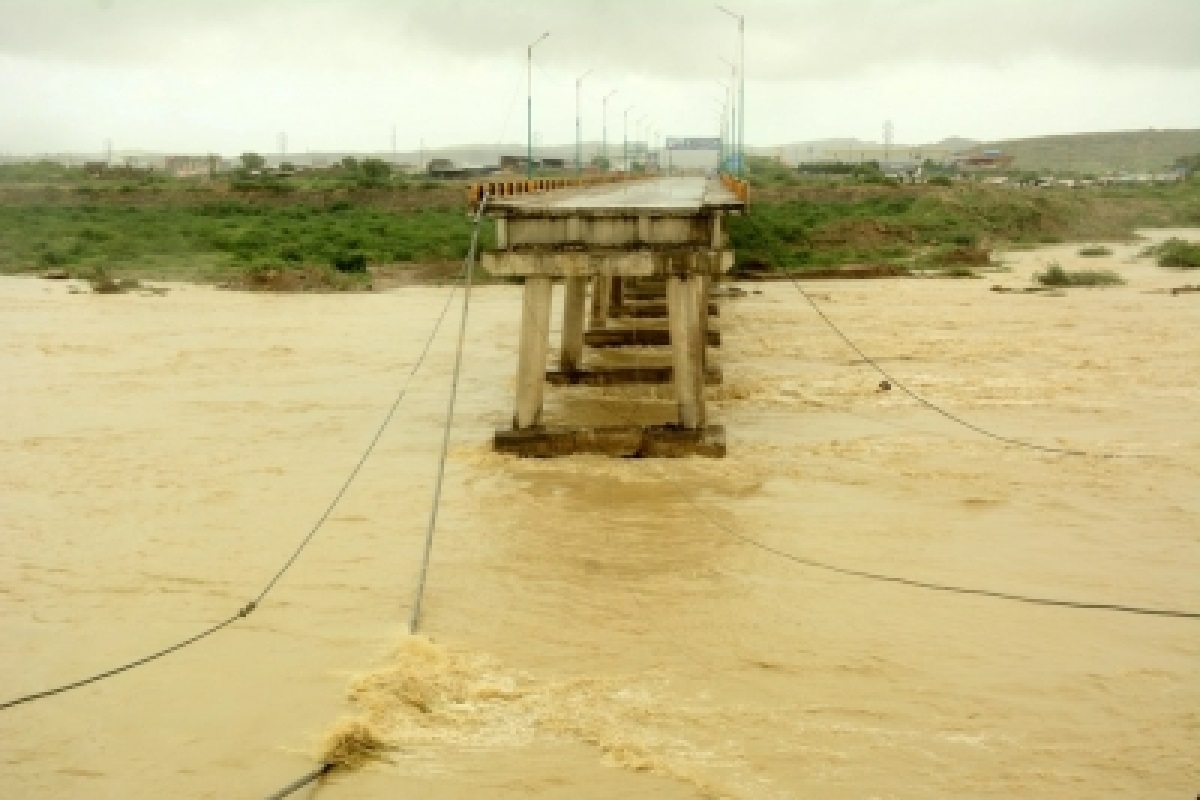 357 dead, over 400 injured as monsoon rain continue to batter Pak