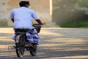 Sri Lankans take to bicycles to ride out economic crisis