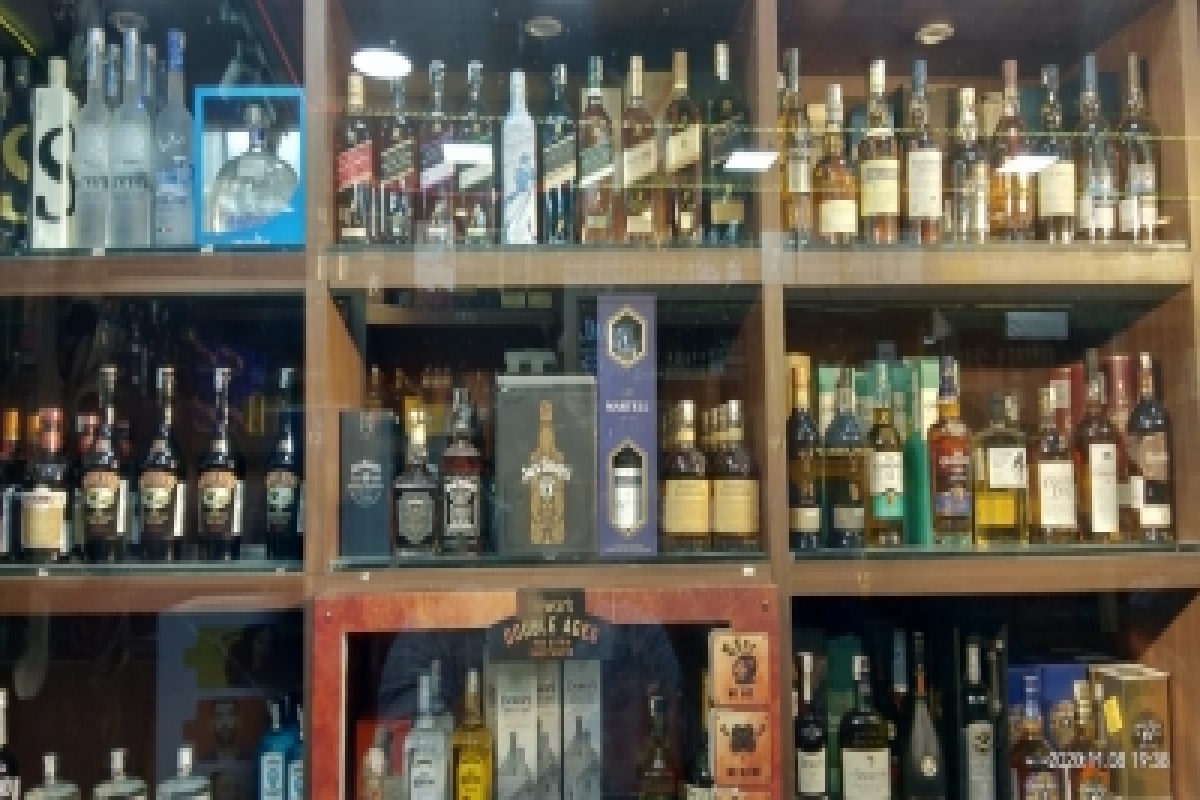 Liquor traders unwilling to place bulk orders, leading to shortage in Delhi