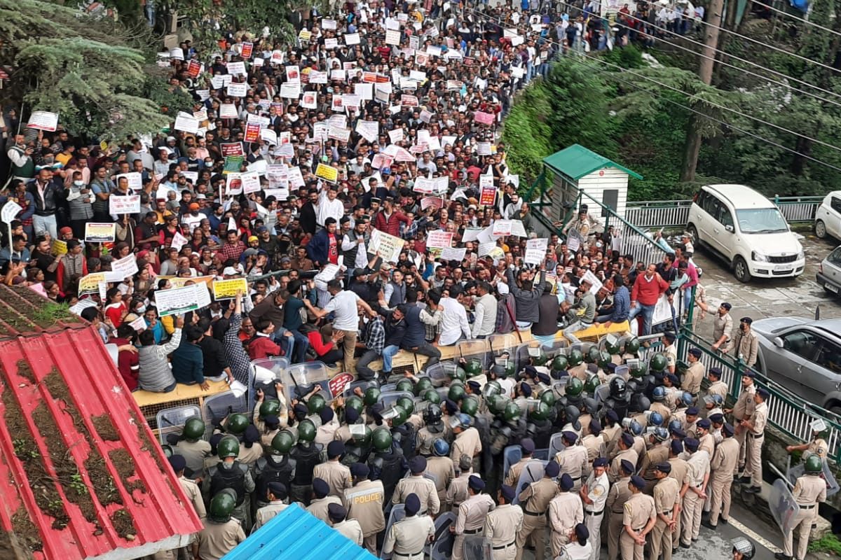Disgruntled farmers, apple growers hold massive rally in Shimla