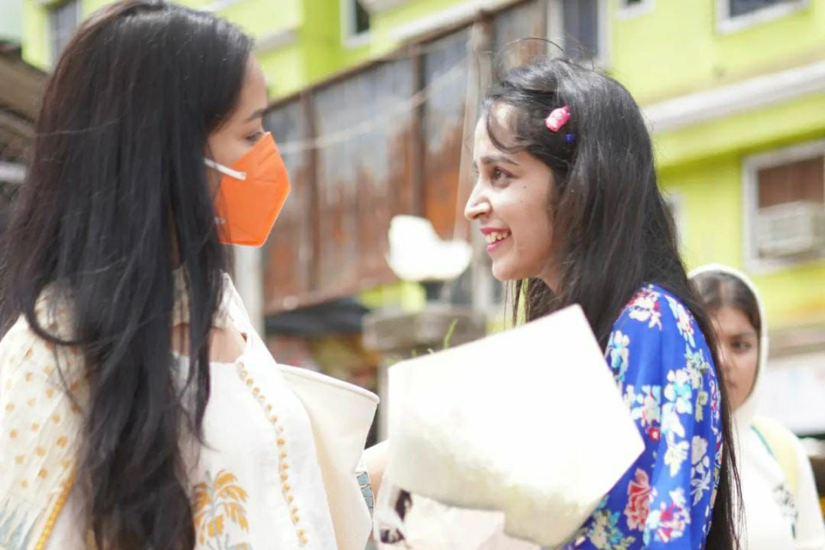 Shraddha Kapoor gets greeted by flowers from fans as she heads for a shoot