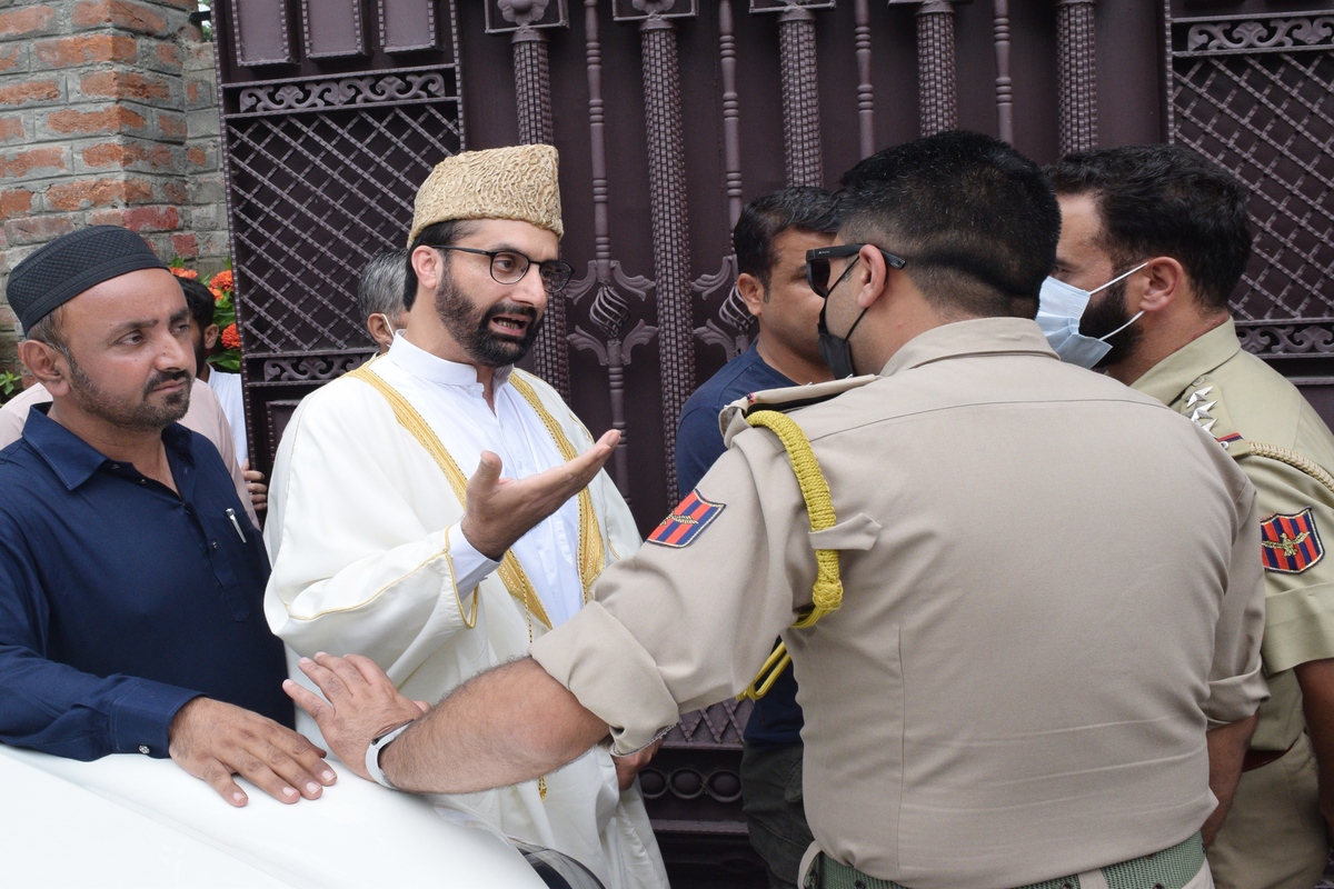 Huriyat leader Mirwaiz prevented from going to mosque, house arrest speculated