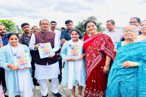 CM of MP releases e-books of “Saraswathi Rajamani – The Forgotten Spy” in Hindi & English to celebrate 75 yrs Azadi ka Amrit Mahotsav