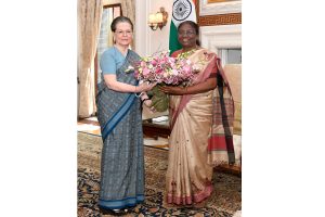 Sonia Gandhi meets President Droupadi Murmu at Rashtrapati Bhavan