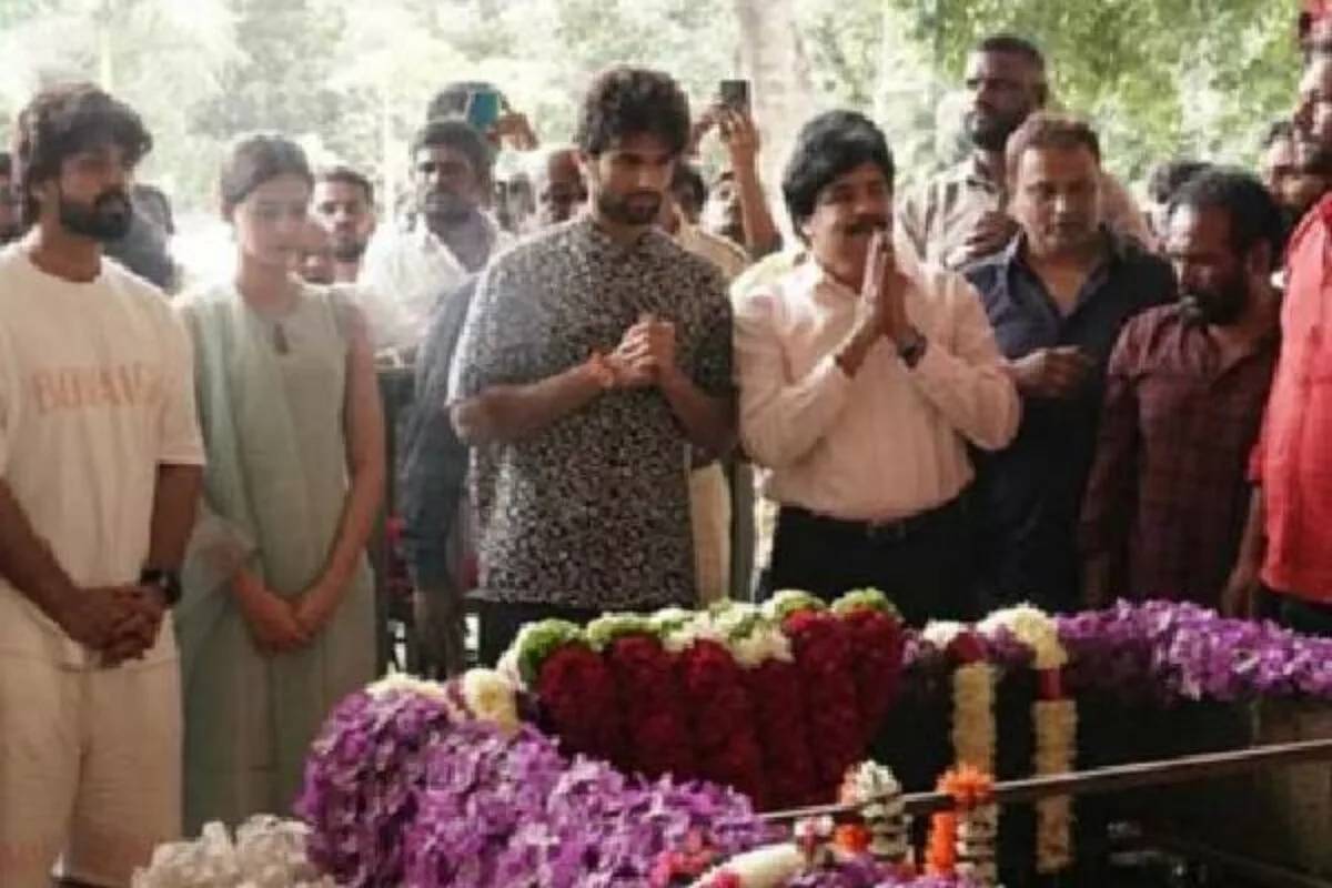Vijay, Ananya pay tribute to Kannada superstar Puneeth Rajkumar