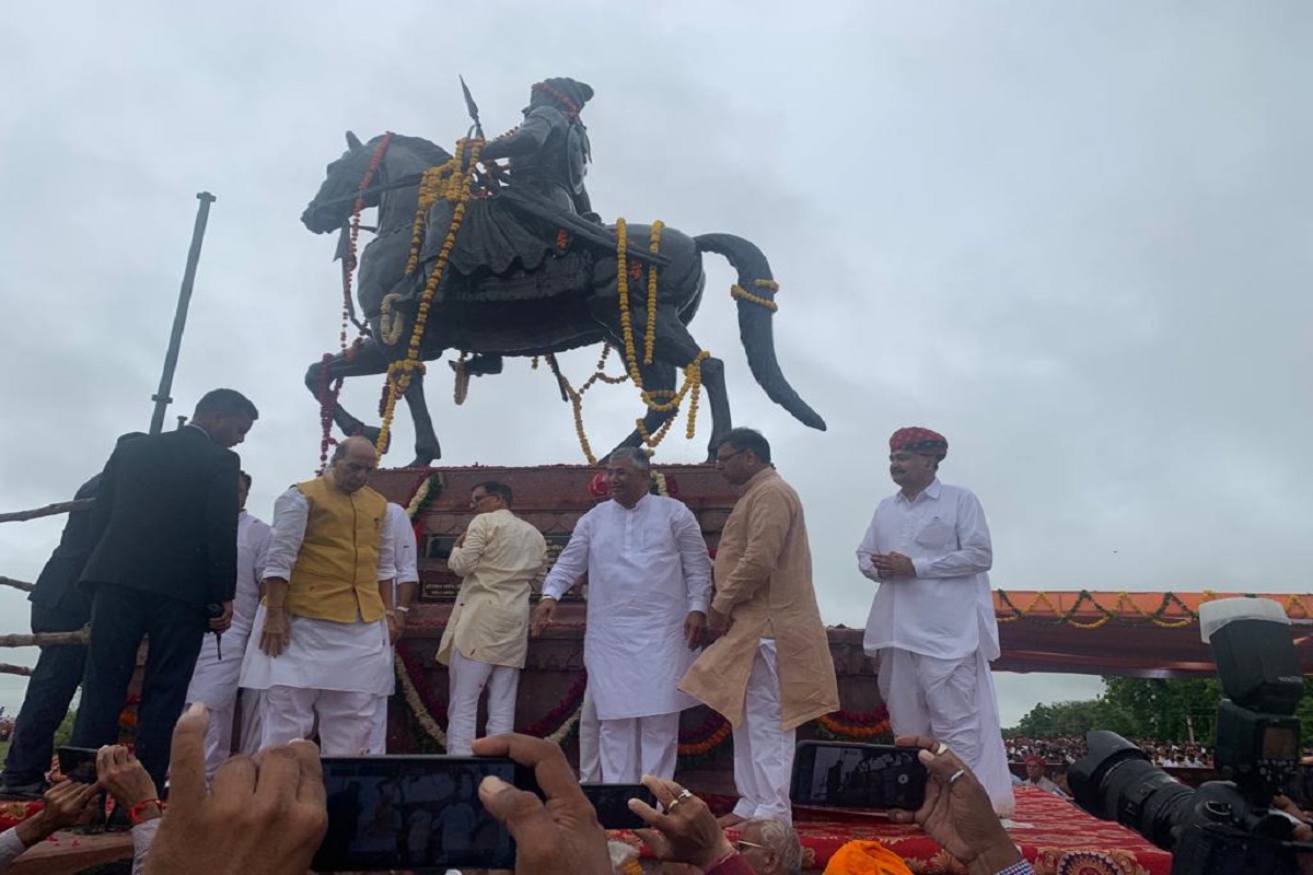Defense Minister unveils Veer Durgadas Rathore’s statue in Jodhpur district