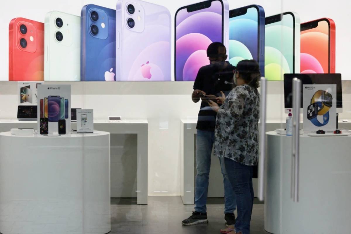 iPhone 14 plus production cut, foxconn employees halt iphone production