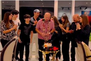 Hrithik Roshan celebrates his father’s 73rd Birthday with the family