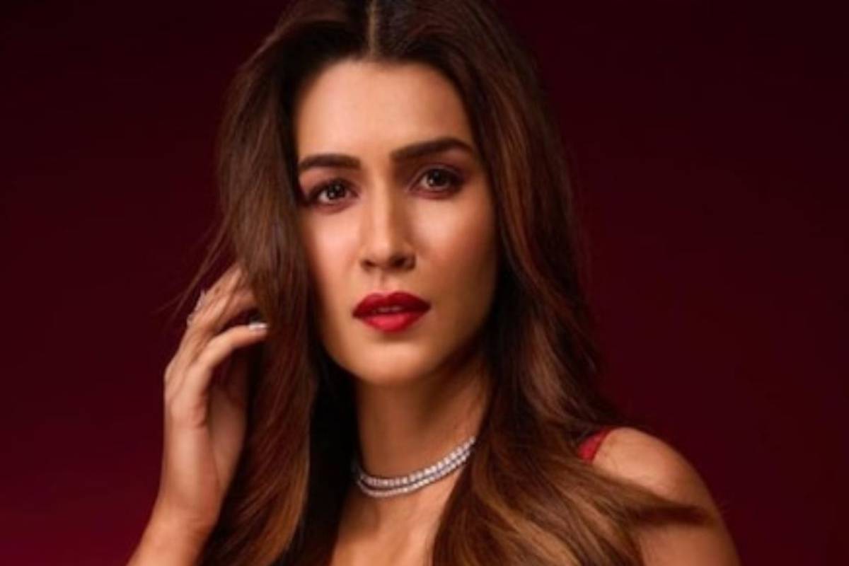Kriti Sanon bags the Best Actress title of the year, says, “Never let anyone tell you your dream is too big”!