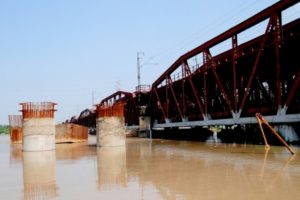 Traffic halted on old Yamuna bridge as river flows above danger mark