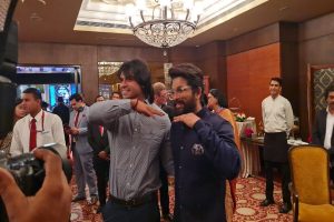 Neeraj Chopra does the ‘Pushpa’ gesture with Allu Arjun