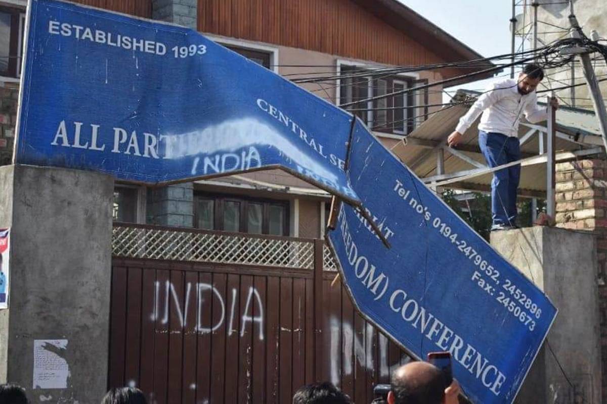 Protesters pull down board of Hurriyat Conference