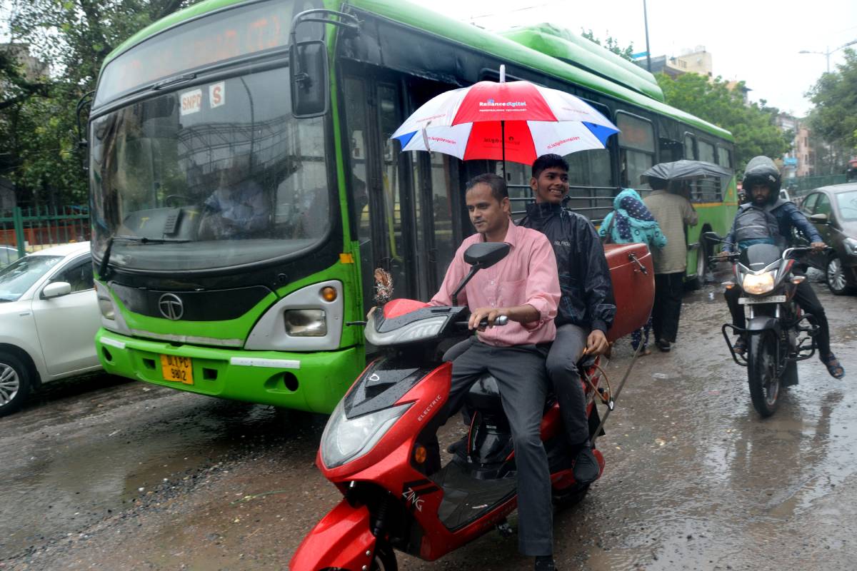 Unseasonal rain in Delhi: Moderate showers predicted for Sunday