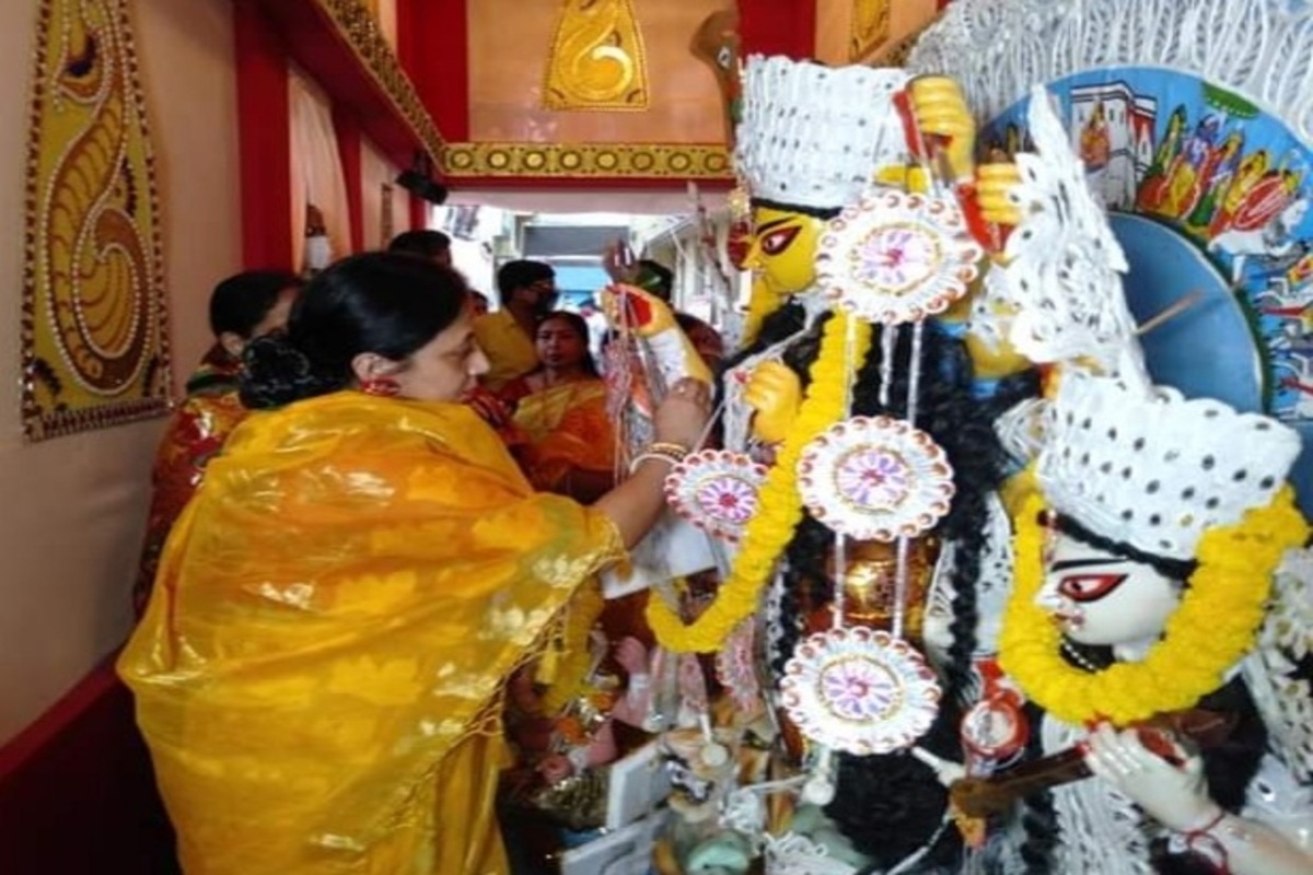Puja committee pays tribute to Vishwakarma’s avatar