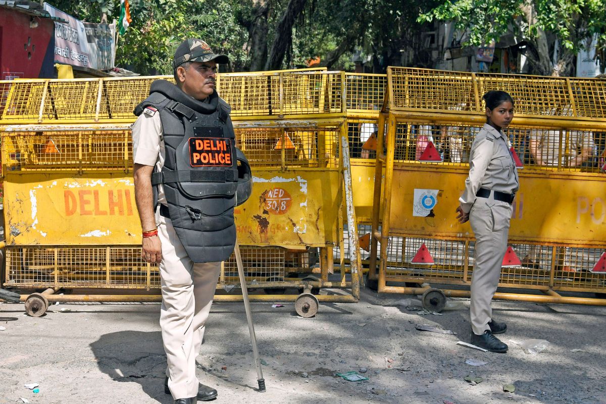 Delhi Police busts international gang of mobile smugglers