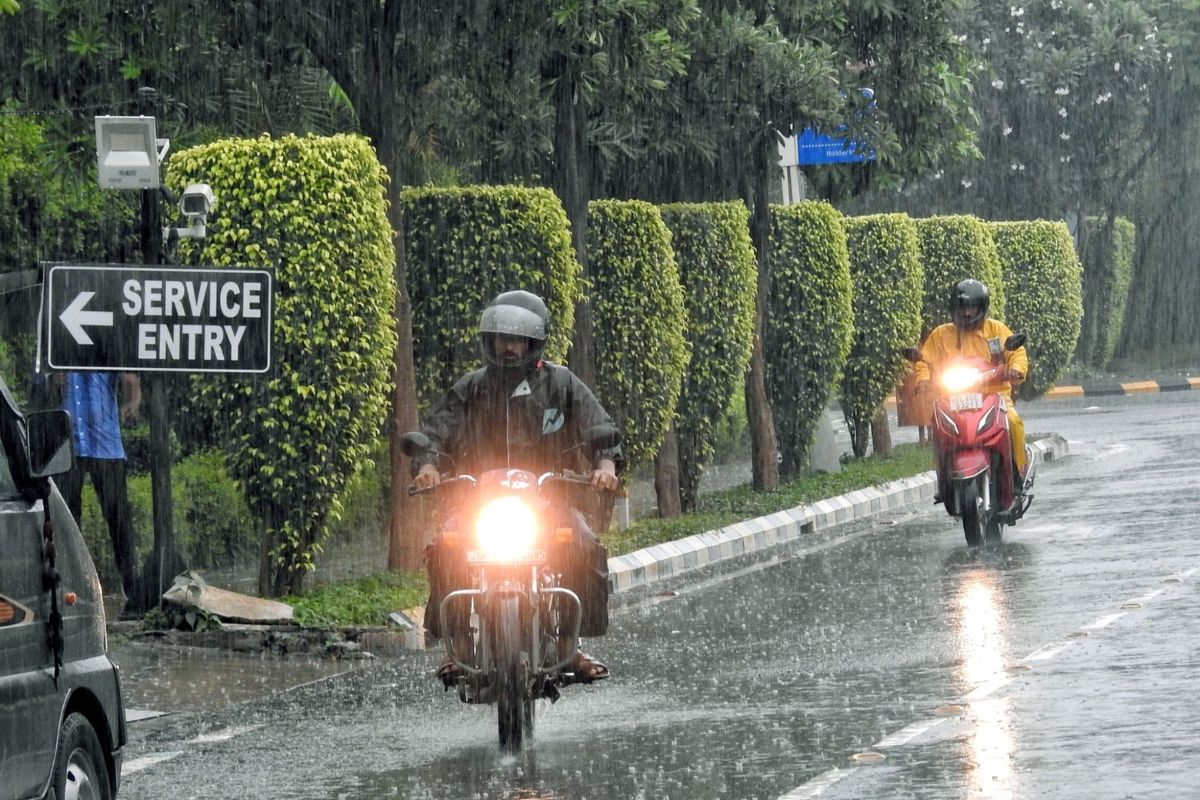 Parts of Delhi receive light rain, min temp recorded at 25 degrees