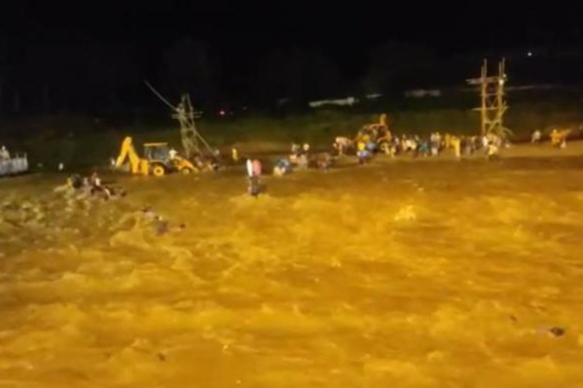 Eight dead after flash floods during Durga Visarjan in Jalpaiguri