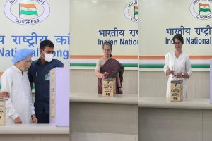 Cong Prez Poll: Dr Manmohan Singh, Sonia Gandhi & Priyanka Gandhi casts their vote