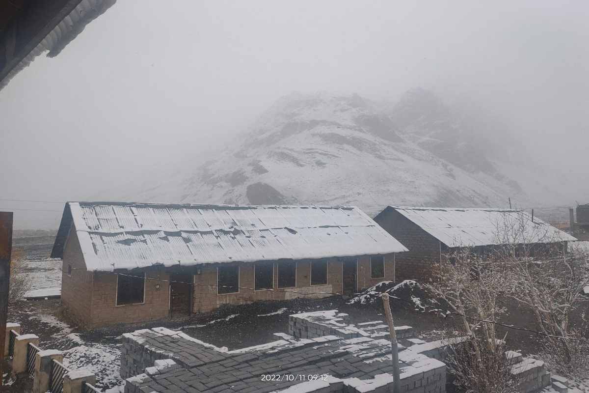 Himachal Pradesh: Snowfall brings joy for tourists in Kufri and Manali