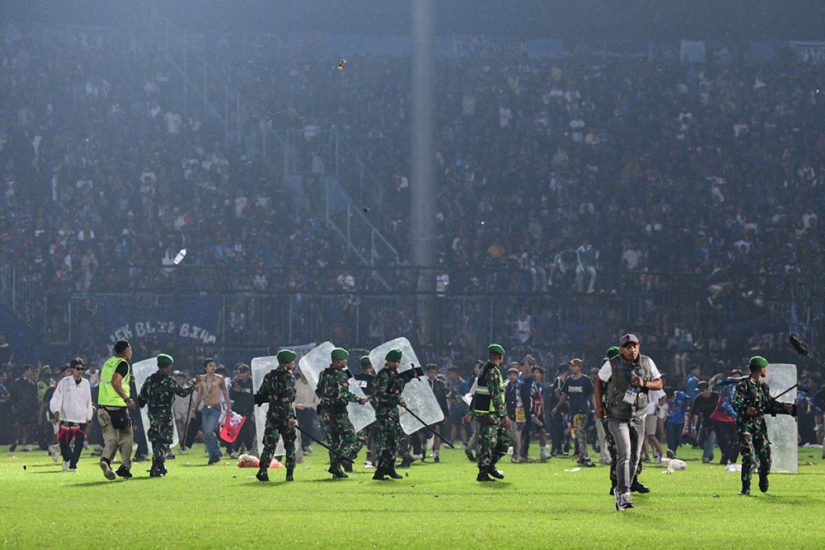 How a deadly crush at an East Java soccer match unfolded