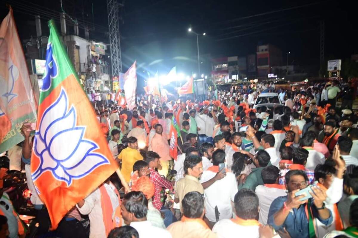 Violence mars end of campaigning for Munugode bypoll