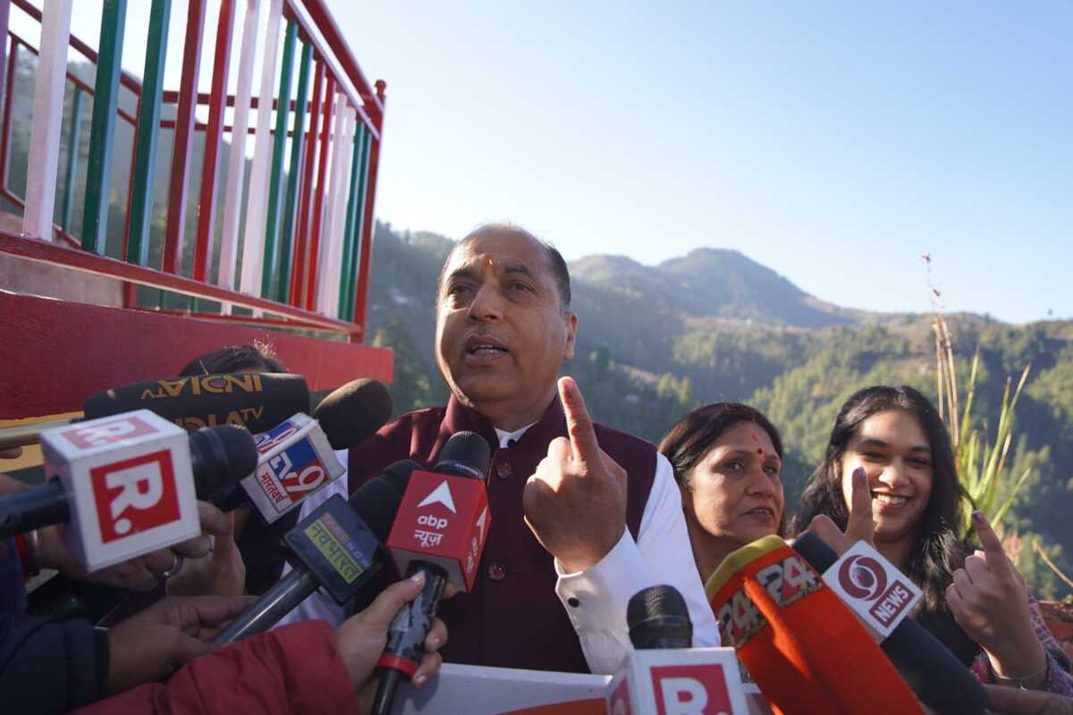 Himachal: CM Thakur cast vote, appeals “Vote to strengthen democracy”