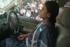 Hyderabad Police tow away car with YS Sharmila inside