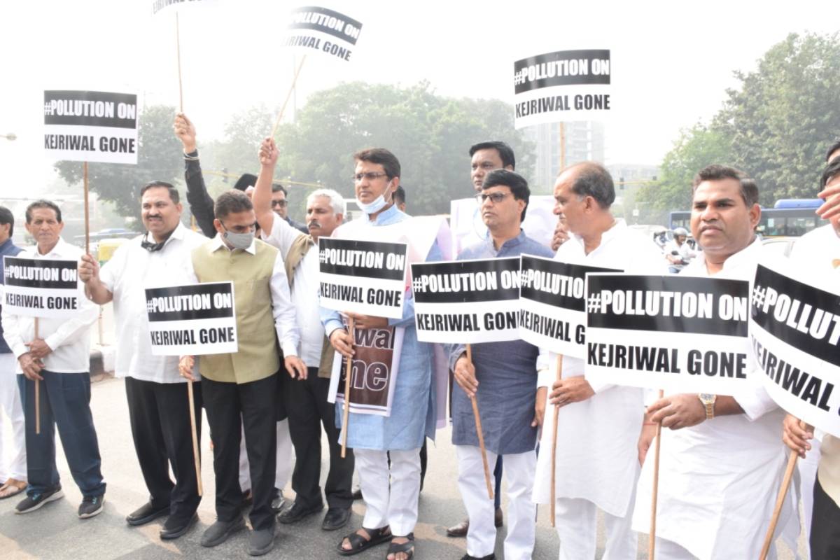 “Pollution On, Kejriwal Gone”: Congress coins new slogan in Delhi