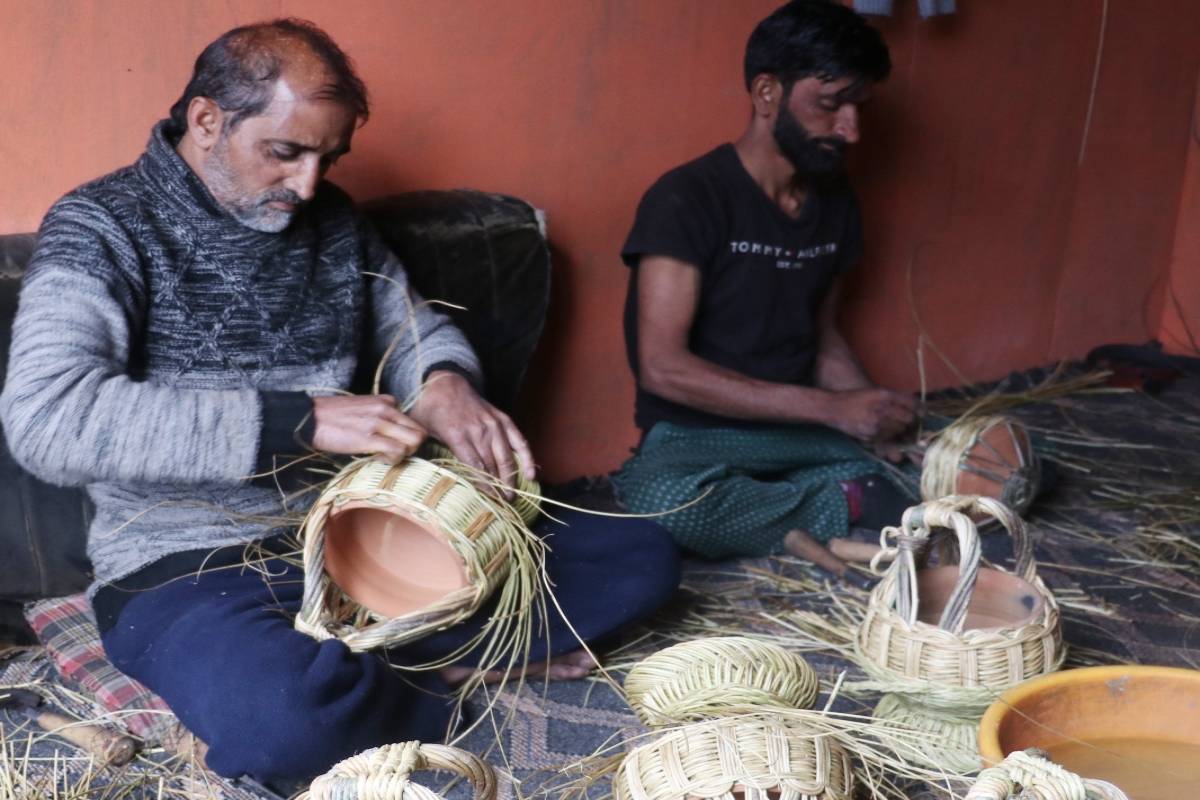 Kashmiri men weaving Kangri in a village in district Bandipora Photo/Mohammad Amin War