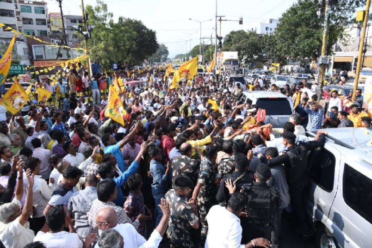 Stone pelting at Naidu’s convoy during roadshow in Guntur, AP