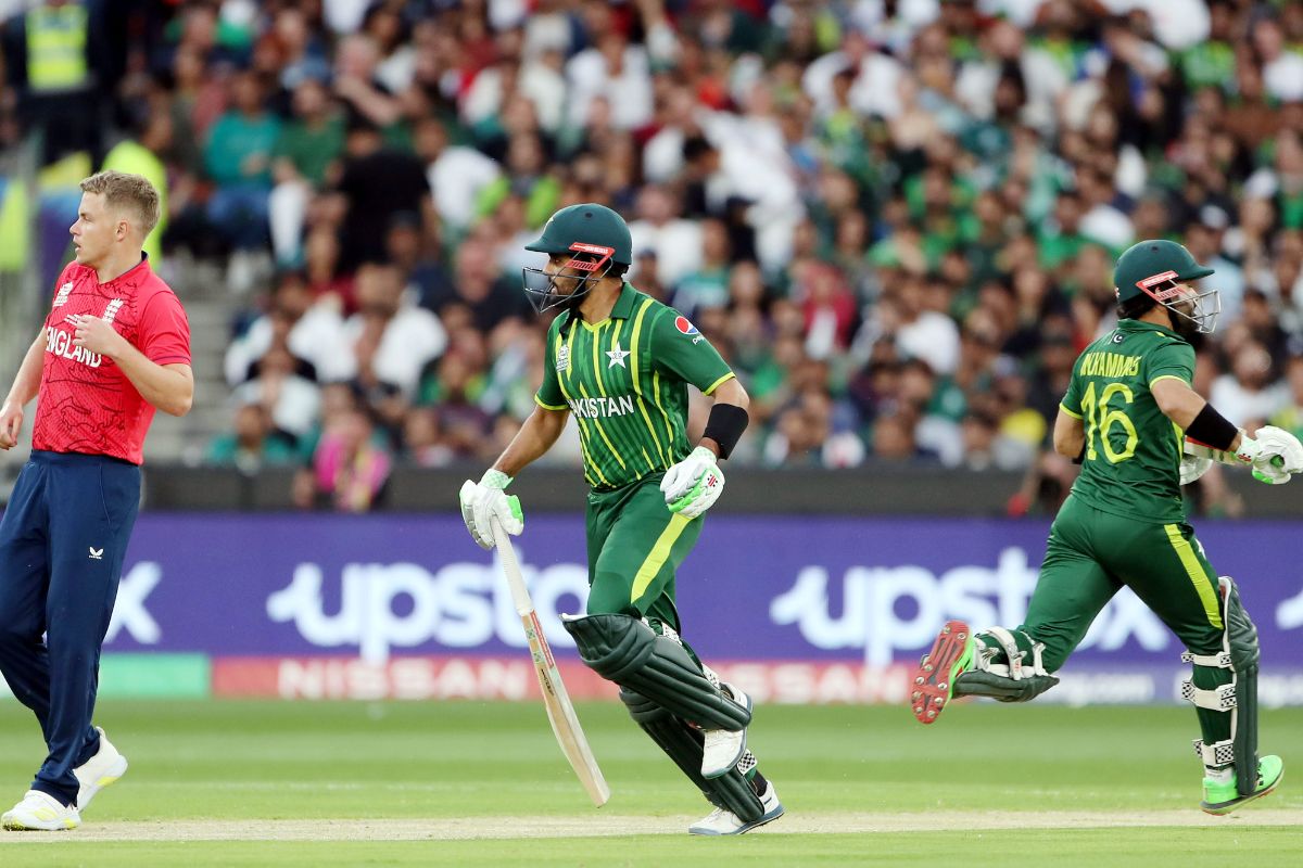 T20 WC Final: England restricts Pakistan at 137 in mega clash