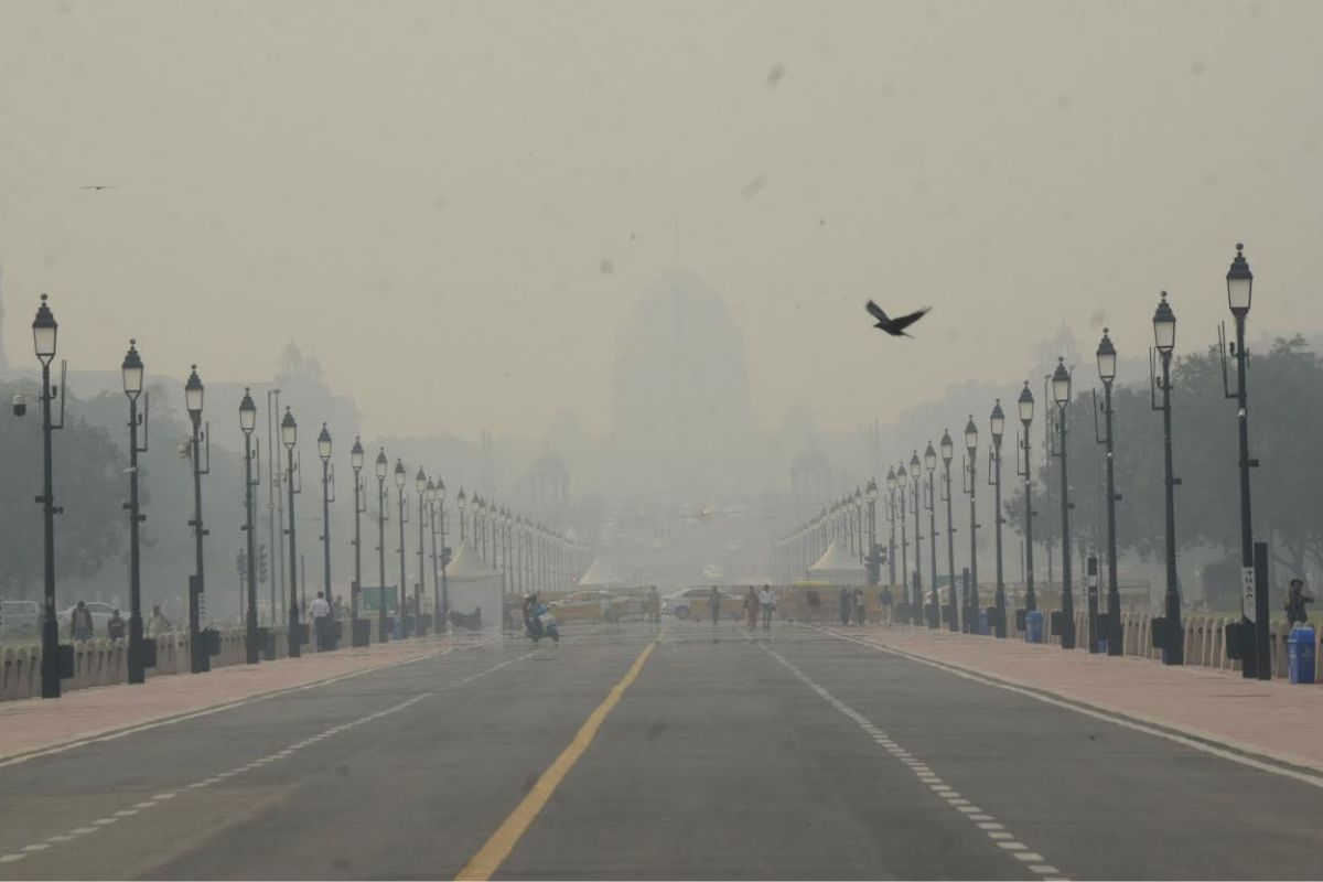 Delhi wakes up to thick smog, air quality index dips to ‘severe’
