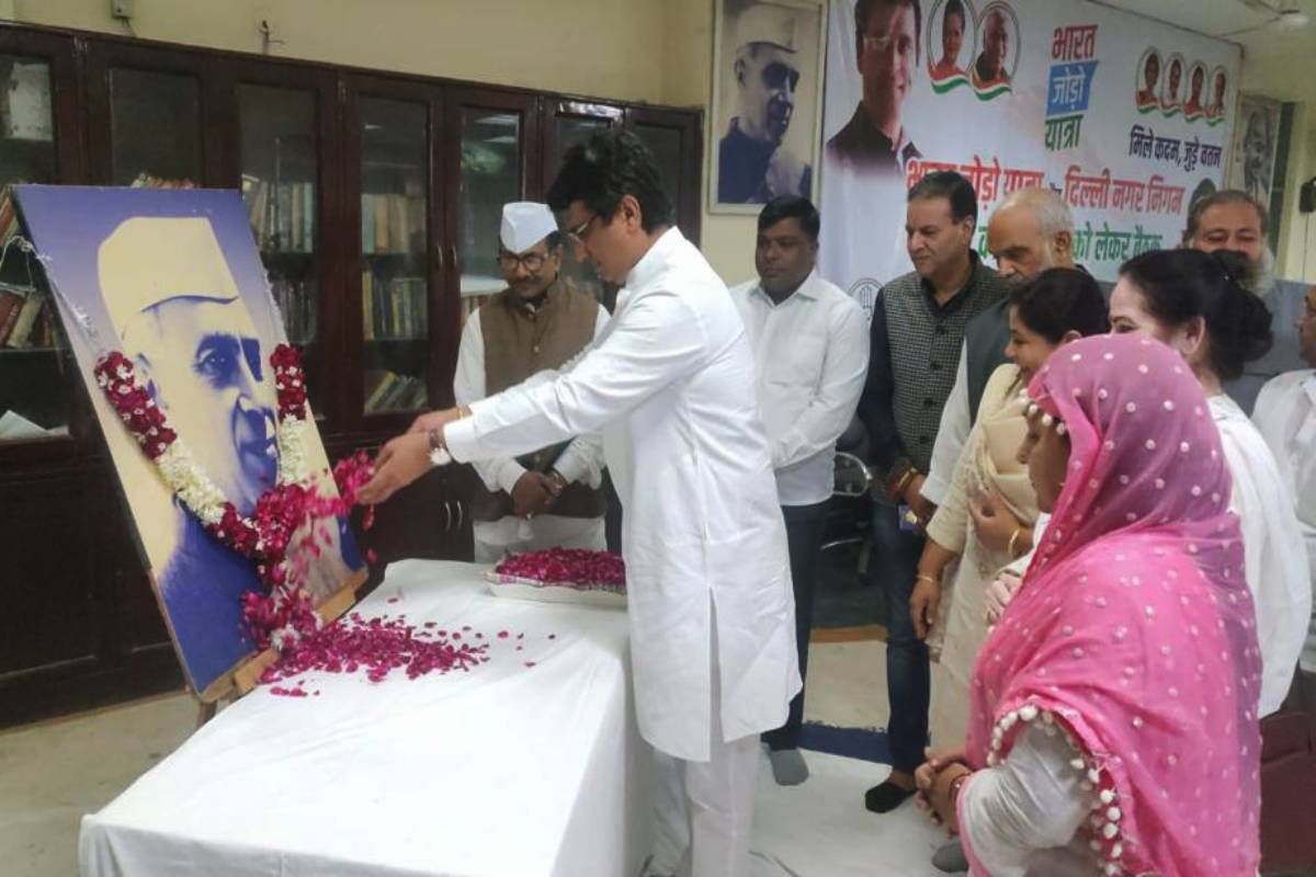 Delhi Congress offers floral tribute to Pandit Nehru on his 133rd birth anniversary