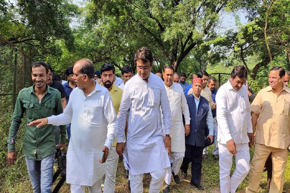 Delhi Cong leaders visit demolished Guru Ravi Das temple site in Tughlakabad