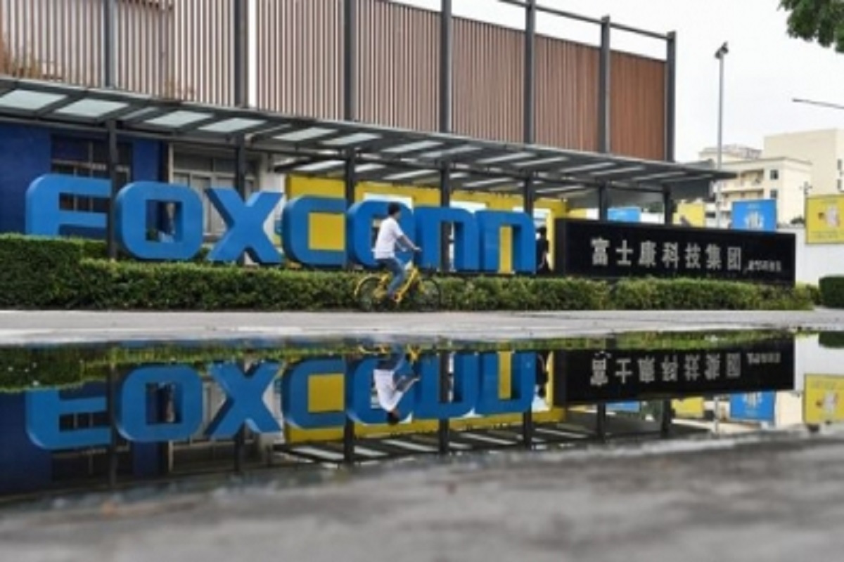 Foxconn delays iphone 14 production, iPhone maker Foxconn, Saudi Arabia enter EV market, Foxconn aims to retain workers
