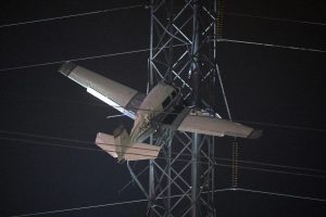 US: Plane crashes into power lines, causes electricity off for hours