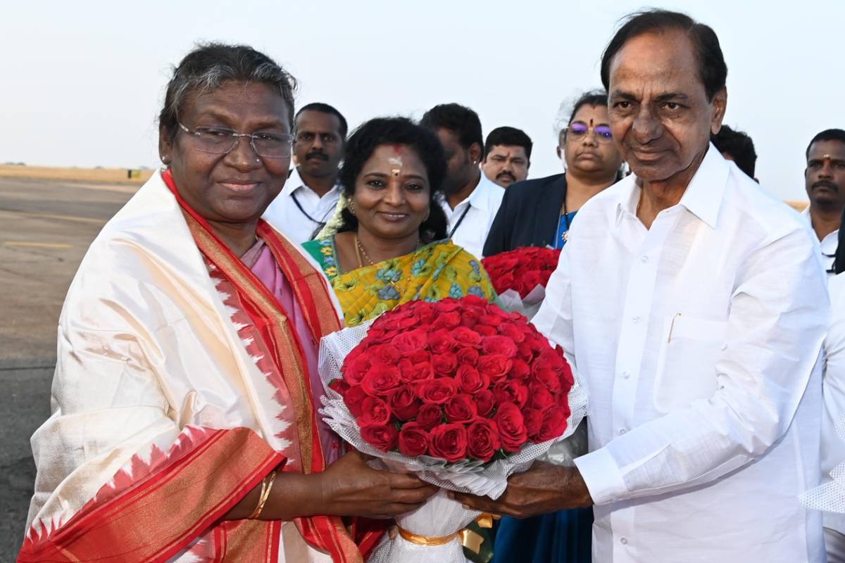 KCR welcomes President Murmu on her arrival in Hyderabad