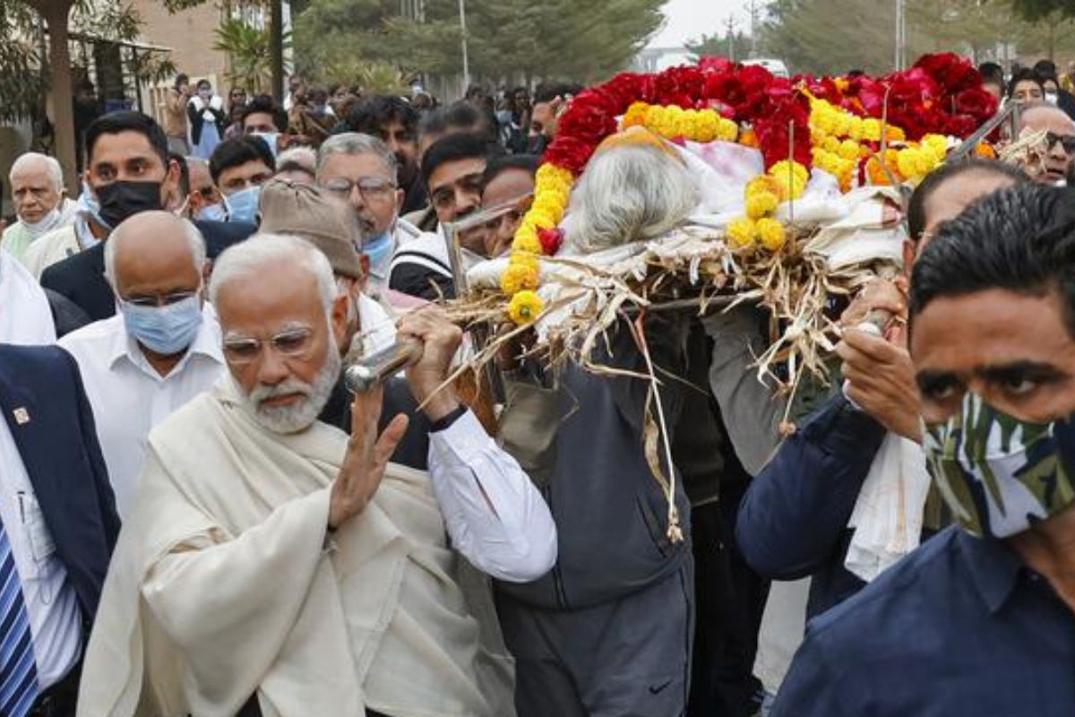 PM Modi Carries Mortal Remains of Mother, pays floral tribute