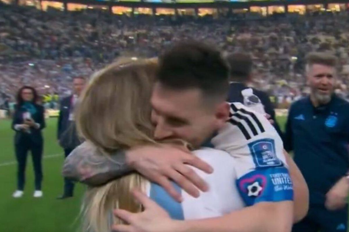 Messi hugs his mother