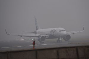 Dense fog engulfs Delhi, flights delayed due to low visibility