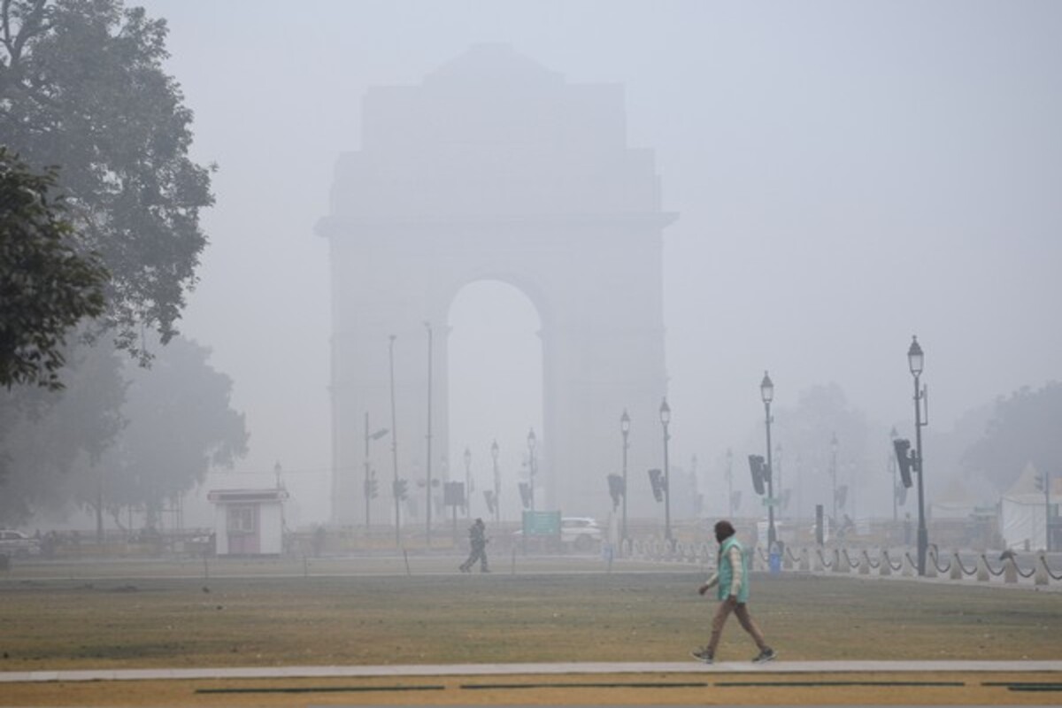 Dense fog continues to affect visibility at Delhi airport, flights delayed & diverted