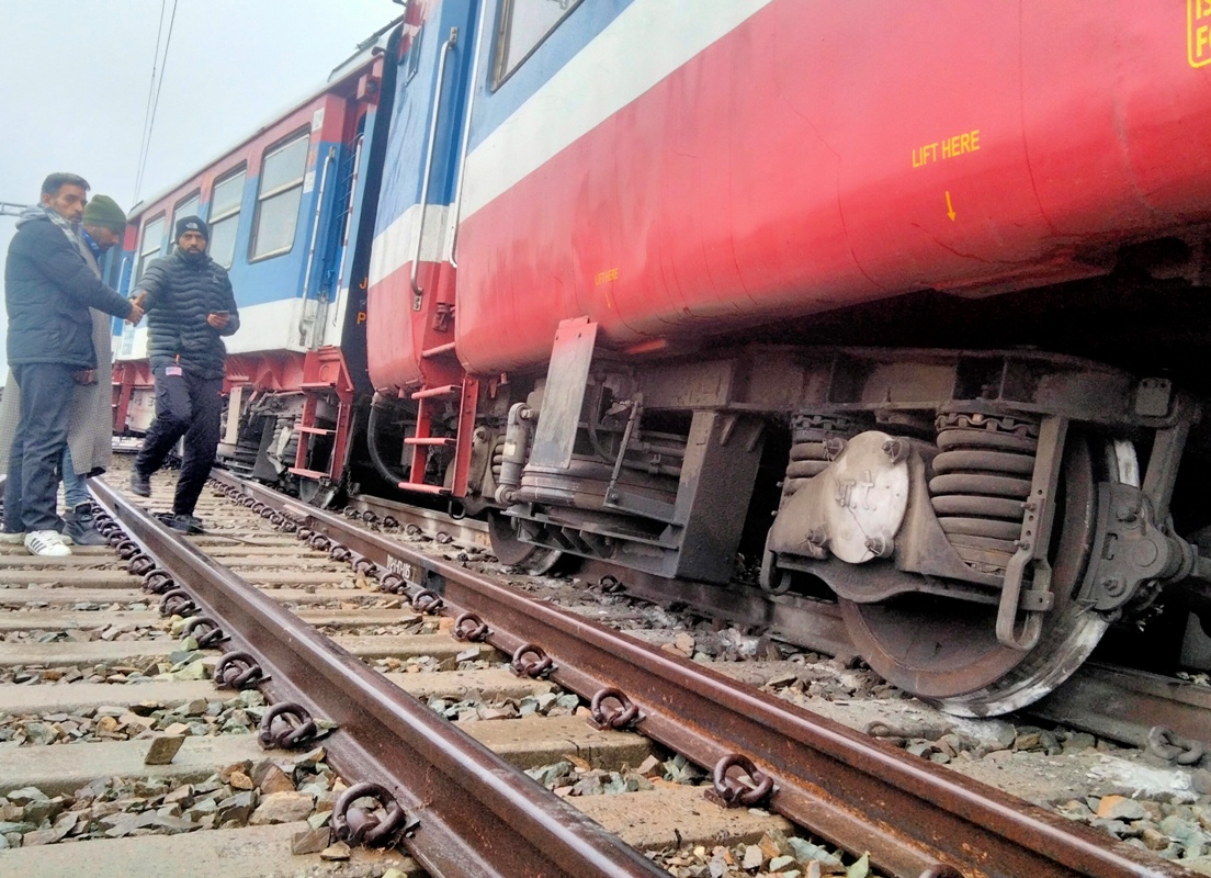 Amta-Howrah local derails while entering Howrah station