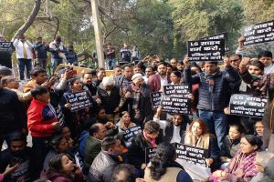 AAP councillors protest outside L-G’s office over appointment of presiding officer
