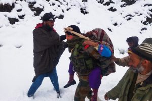 J&K: Army evacuate ailing lady from snowbound place