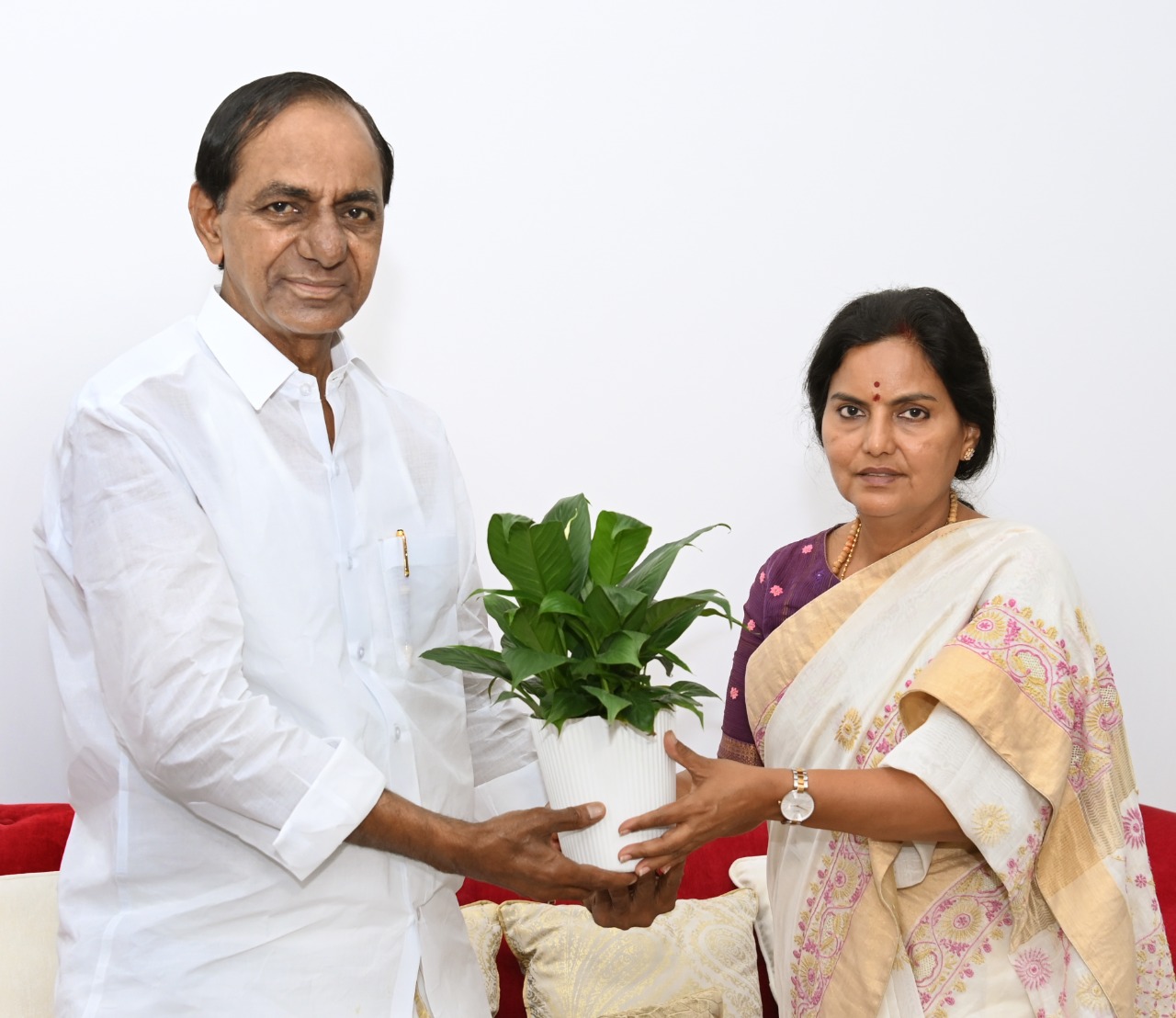 Telangana gets its first woman chief secretary