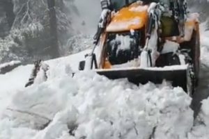 Snow, landslides block highway, flights to Kashmir