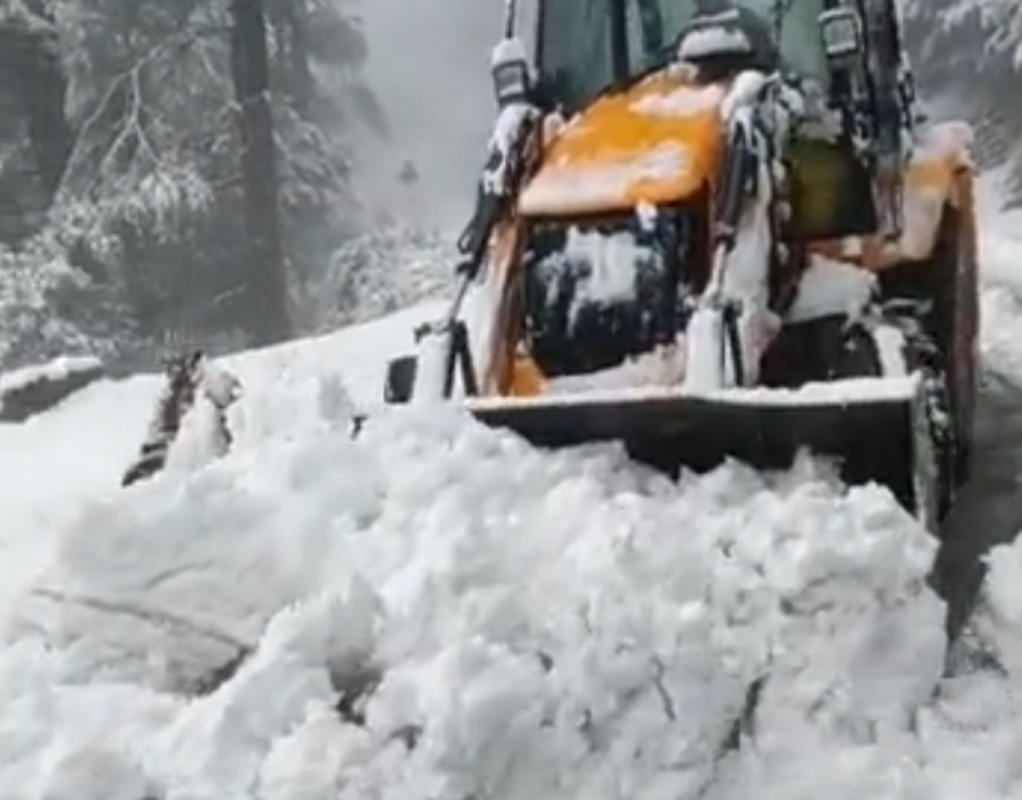 Snow, landslides block highway, flights to Kashmir